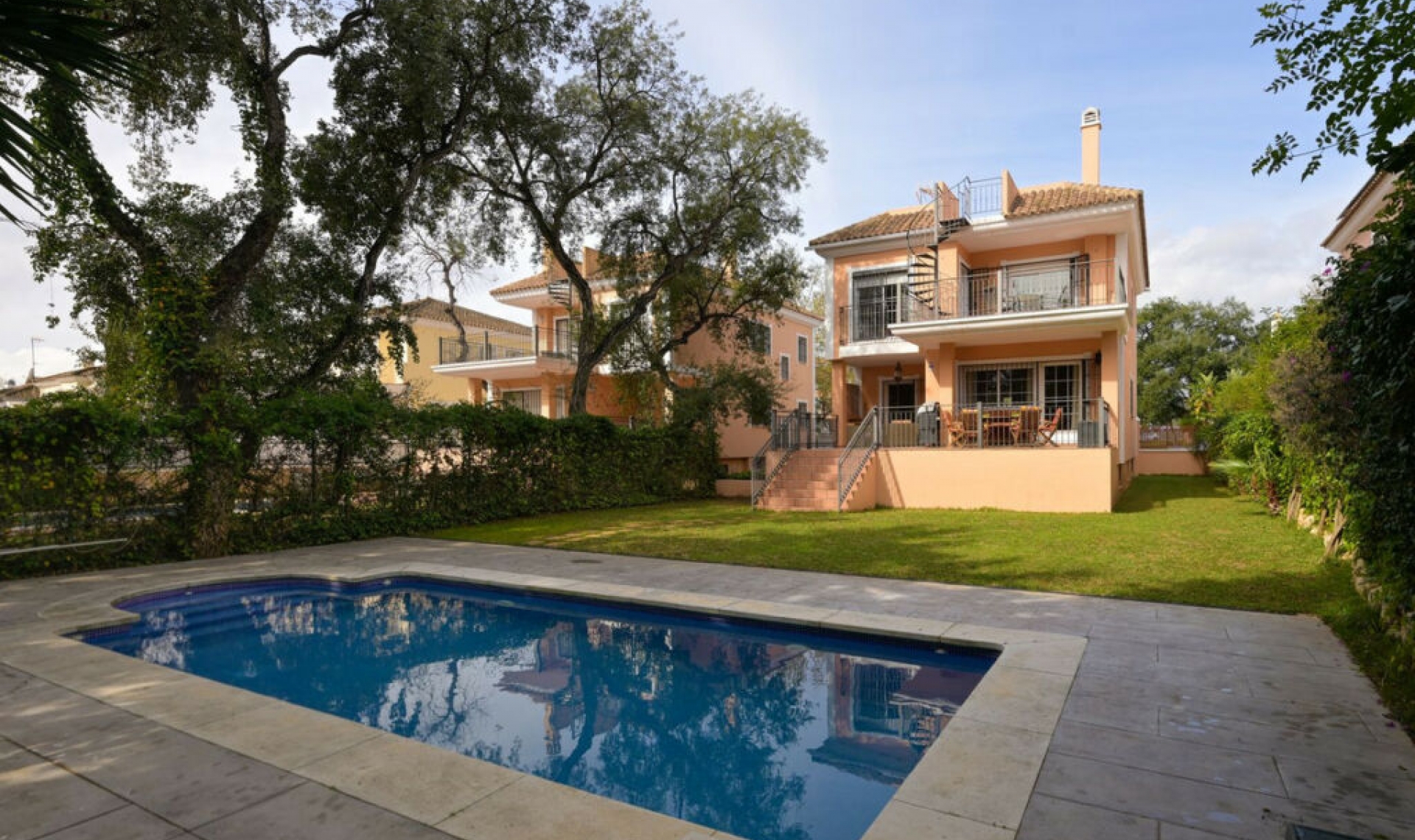 Resale - House -
Elviria