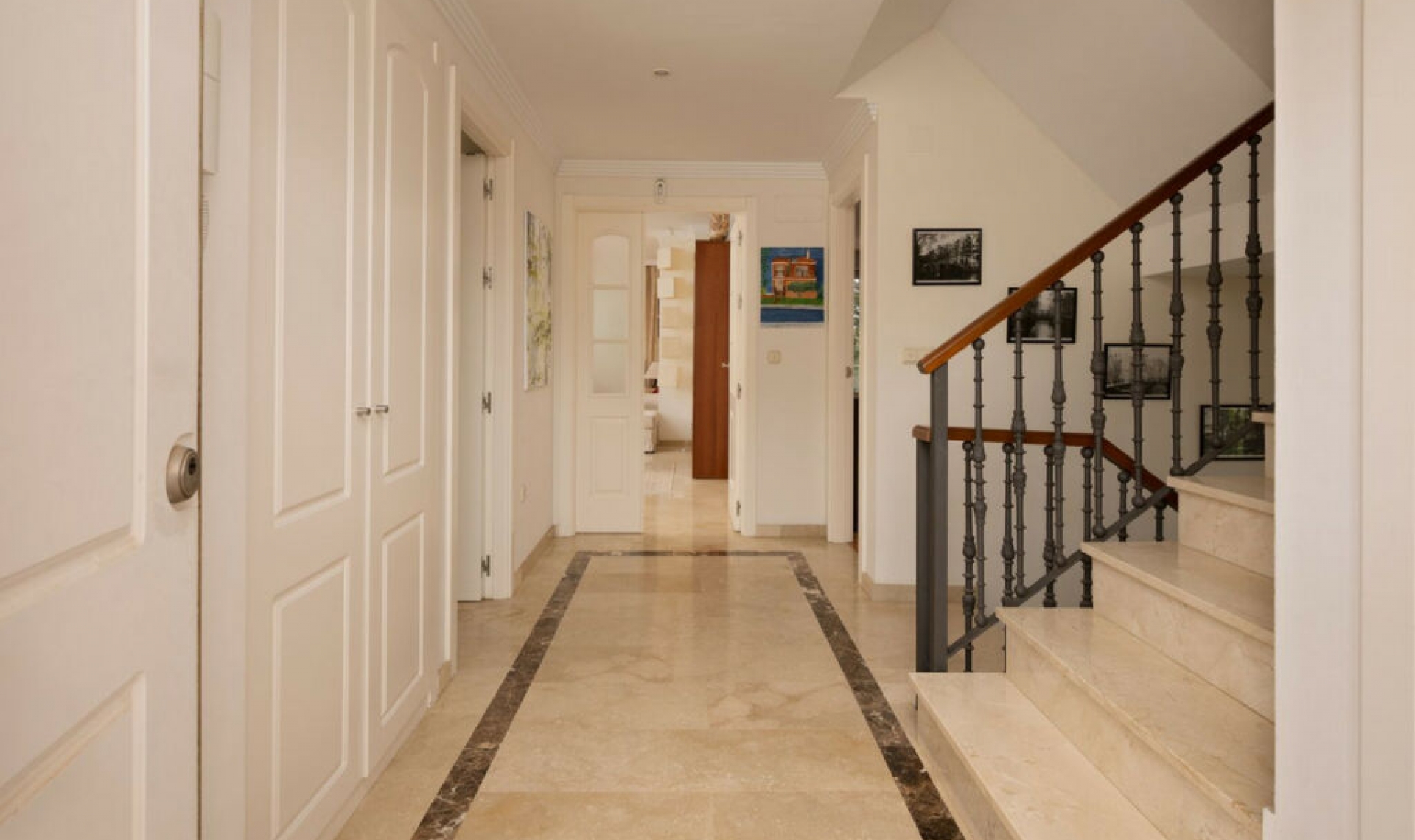 Resale - House -
Elviria