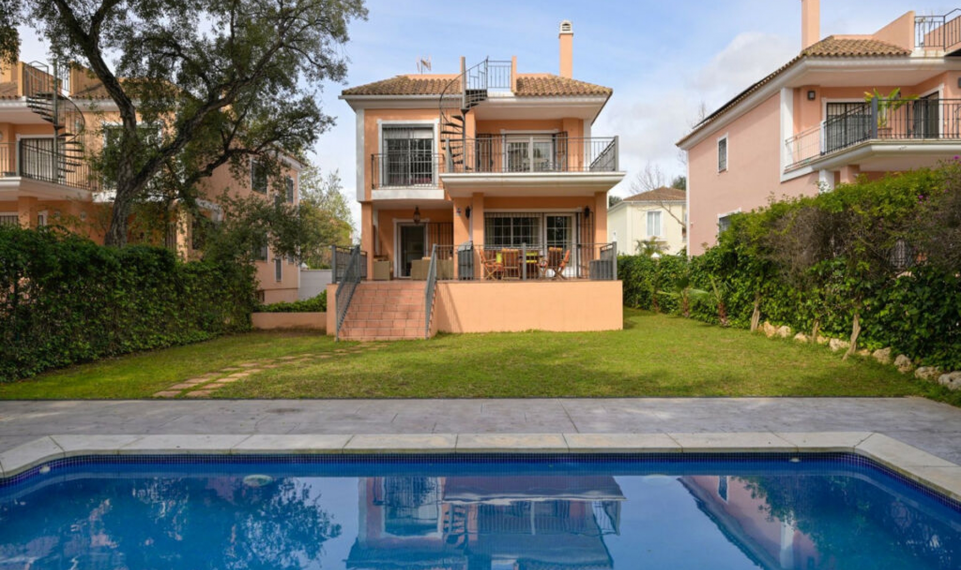 Resale - House -
Elviria