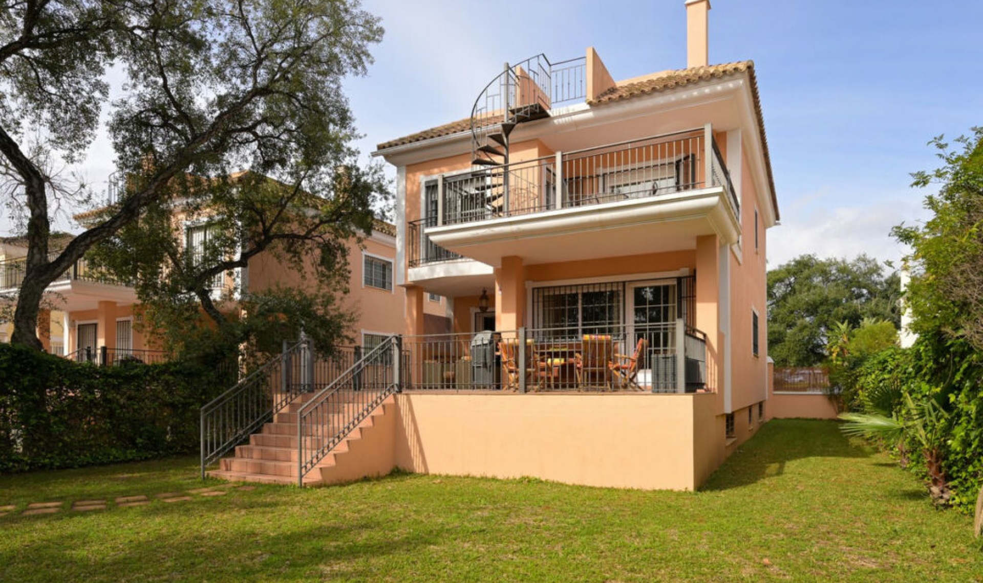 Resale - House -
Elviria
