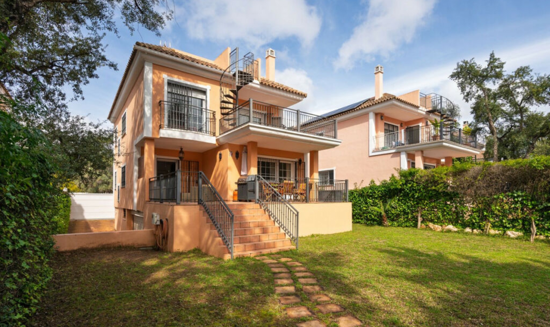 Resale - House -
Elviria