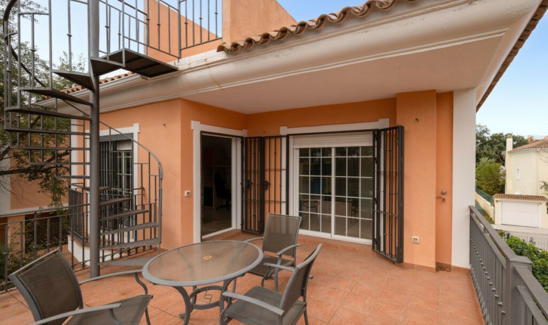 Resale - House -
Elviria