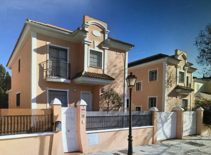 Resale - House -
Elviria