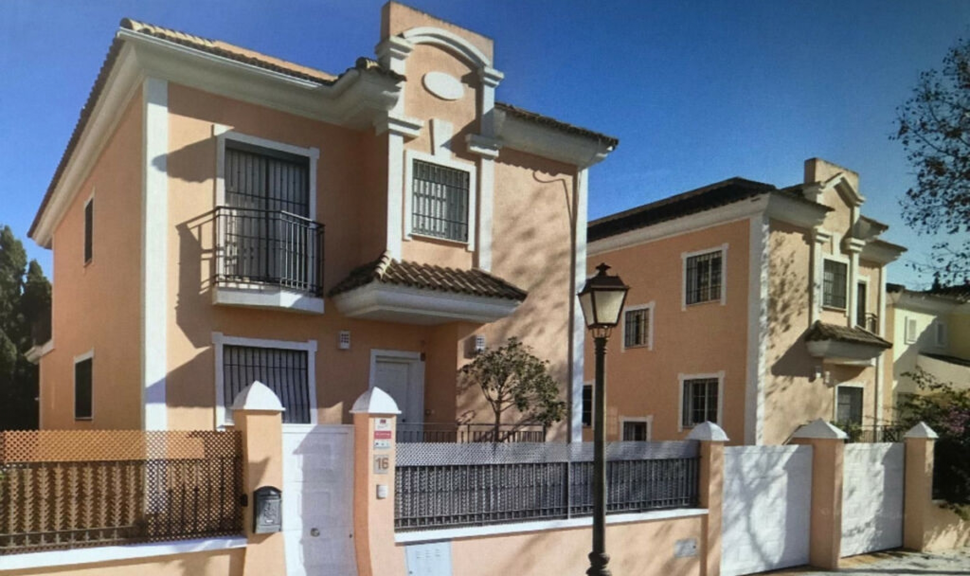 Resale - House -
Elviria