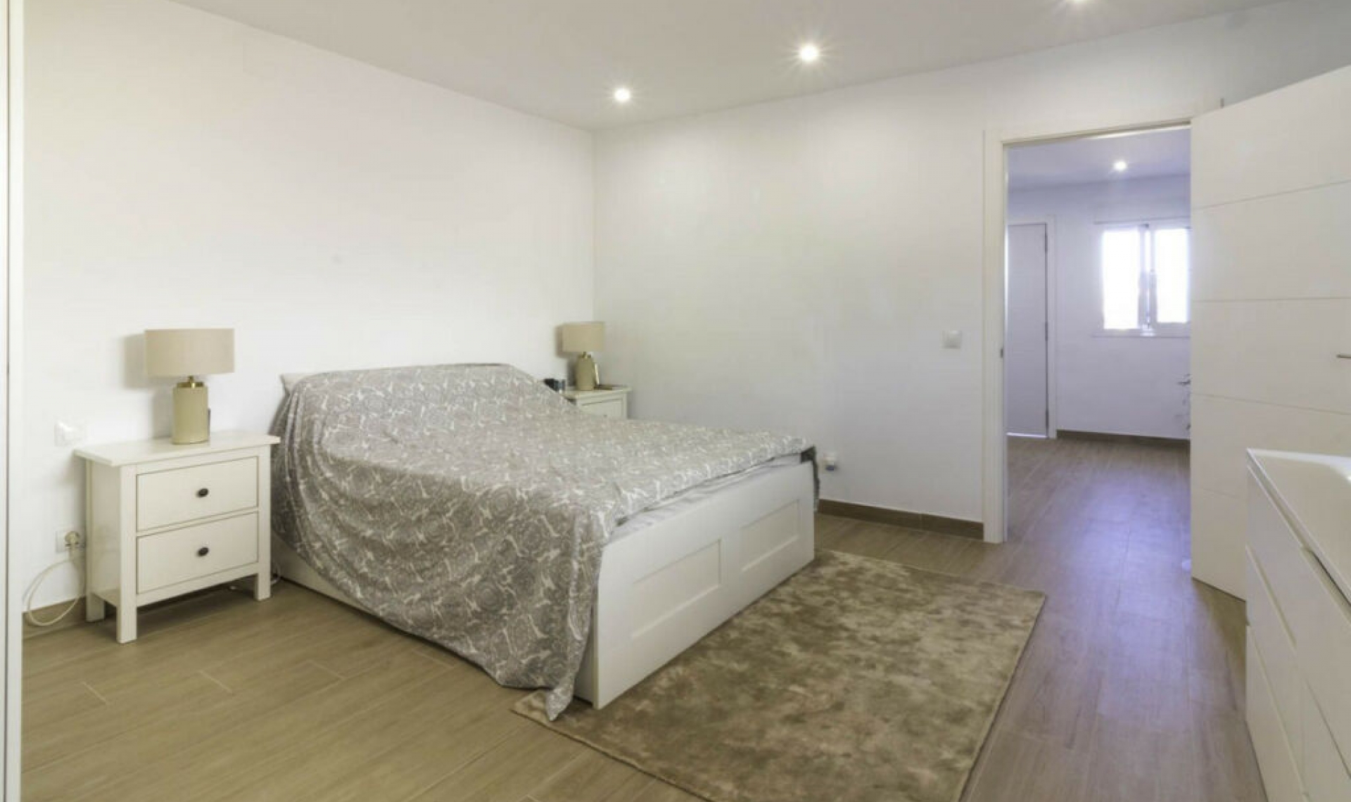 Resale - House -
Elviria