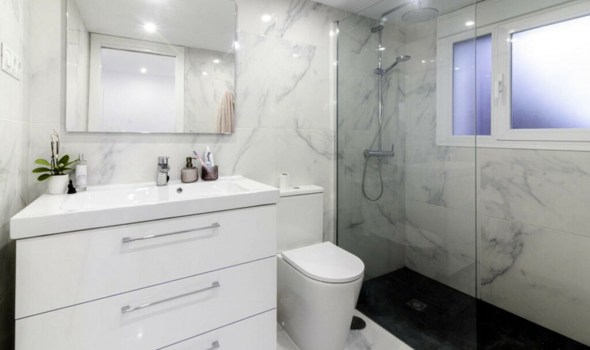 Resale - House -
Elviria