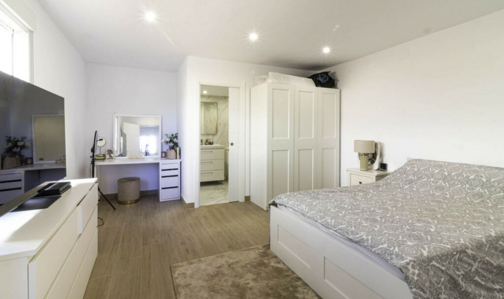 Resale - House -
Elviria