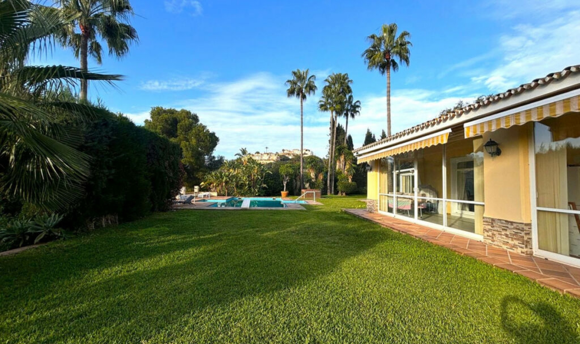 Resale - House -
Elviria