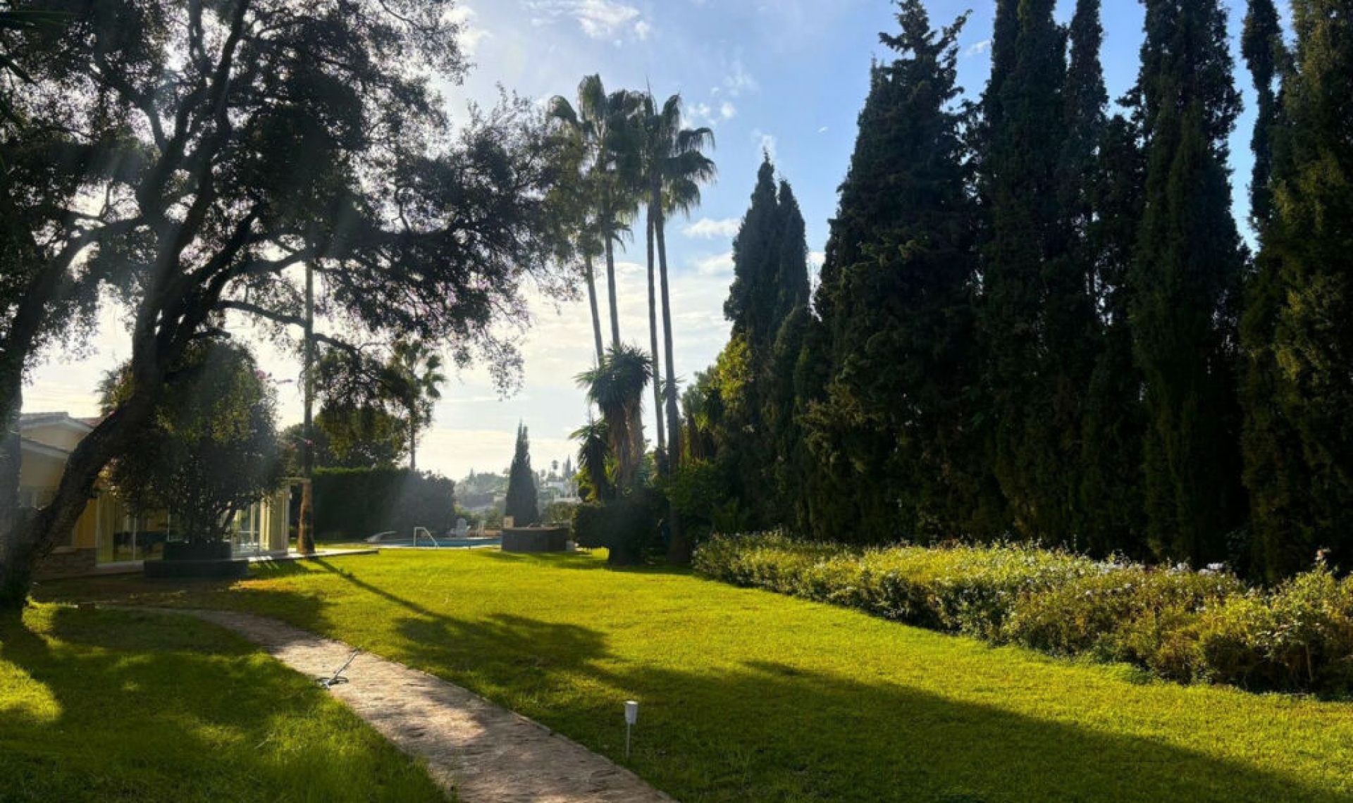 Resale - House -
Elviria