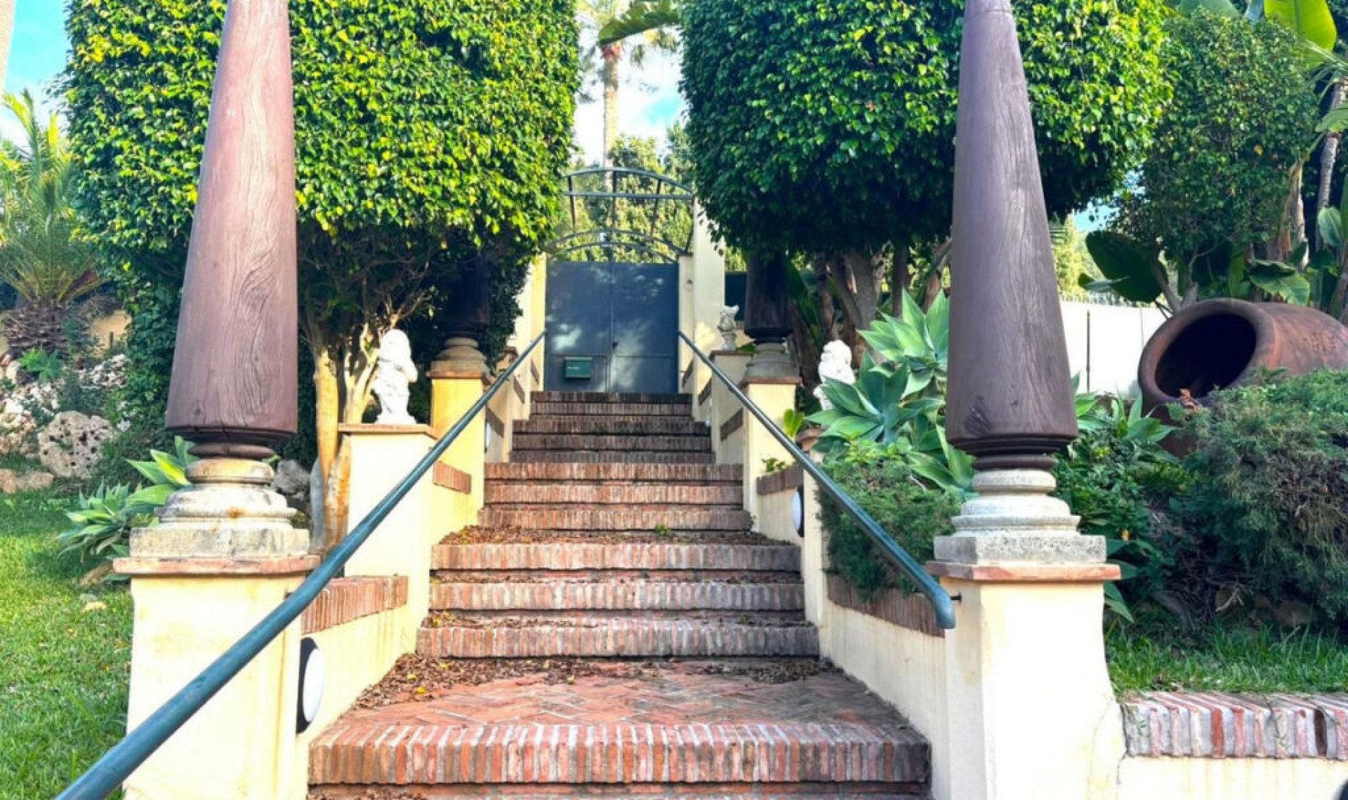 Resale - House -
Elviria