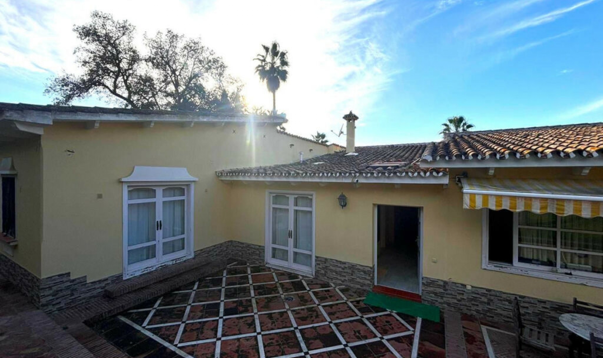 Resale - House -
Elviria