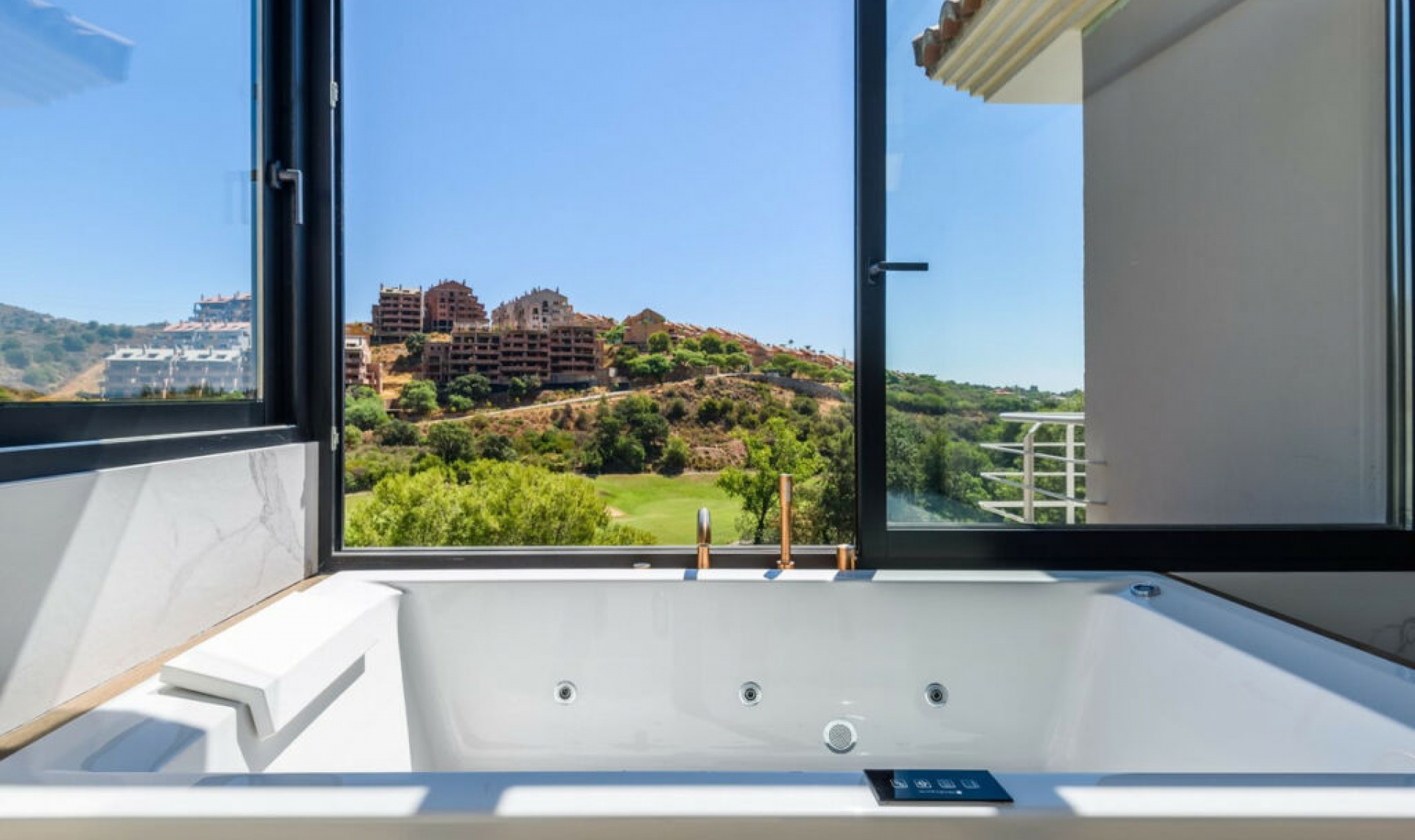 Resale - House -
Elviria