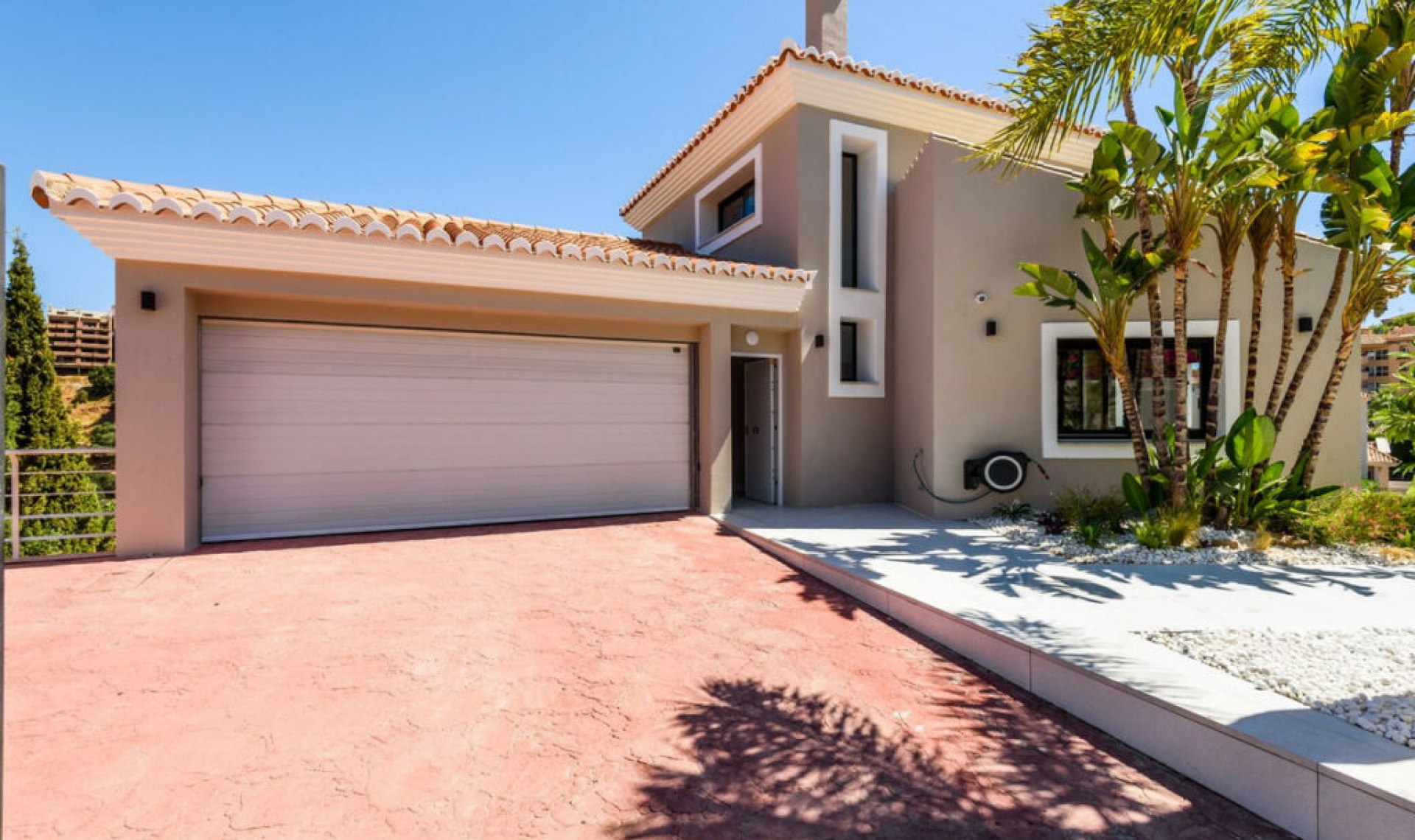 Resale - House -
Elviria