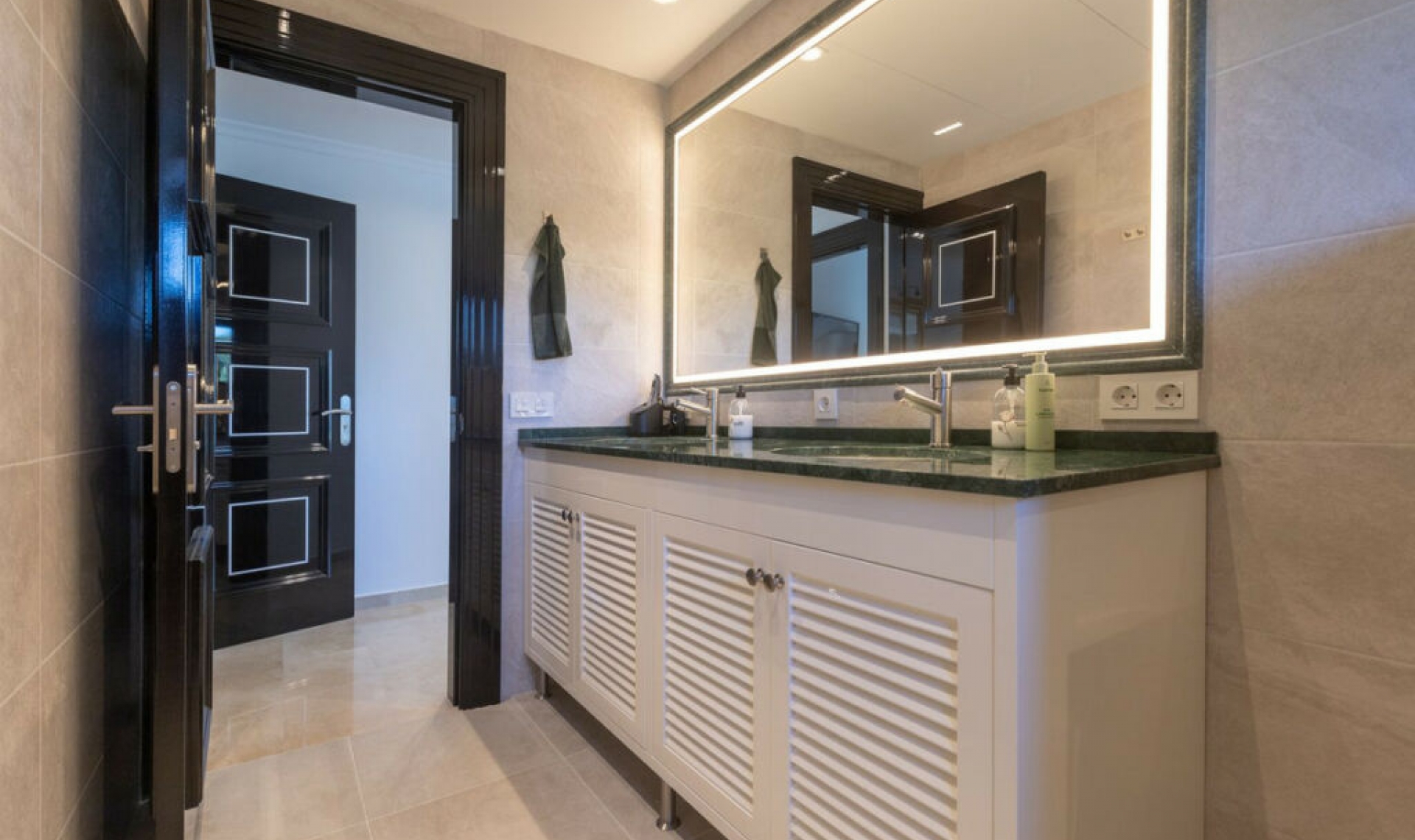 Resale - House -
Elviria