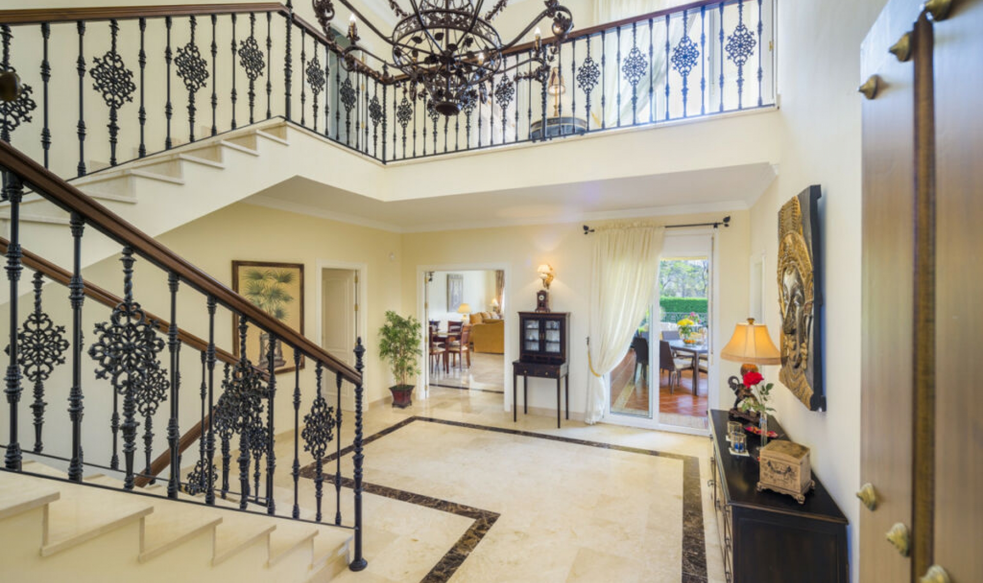 Resale - House -
Elviria