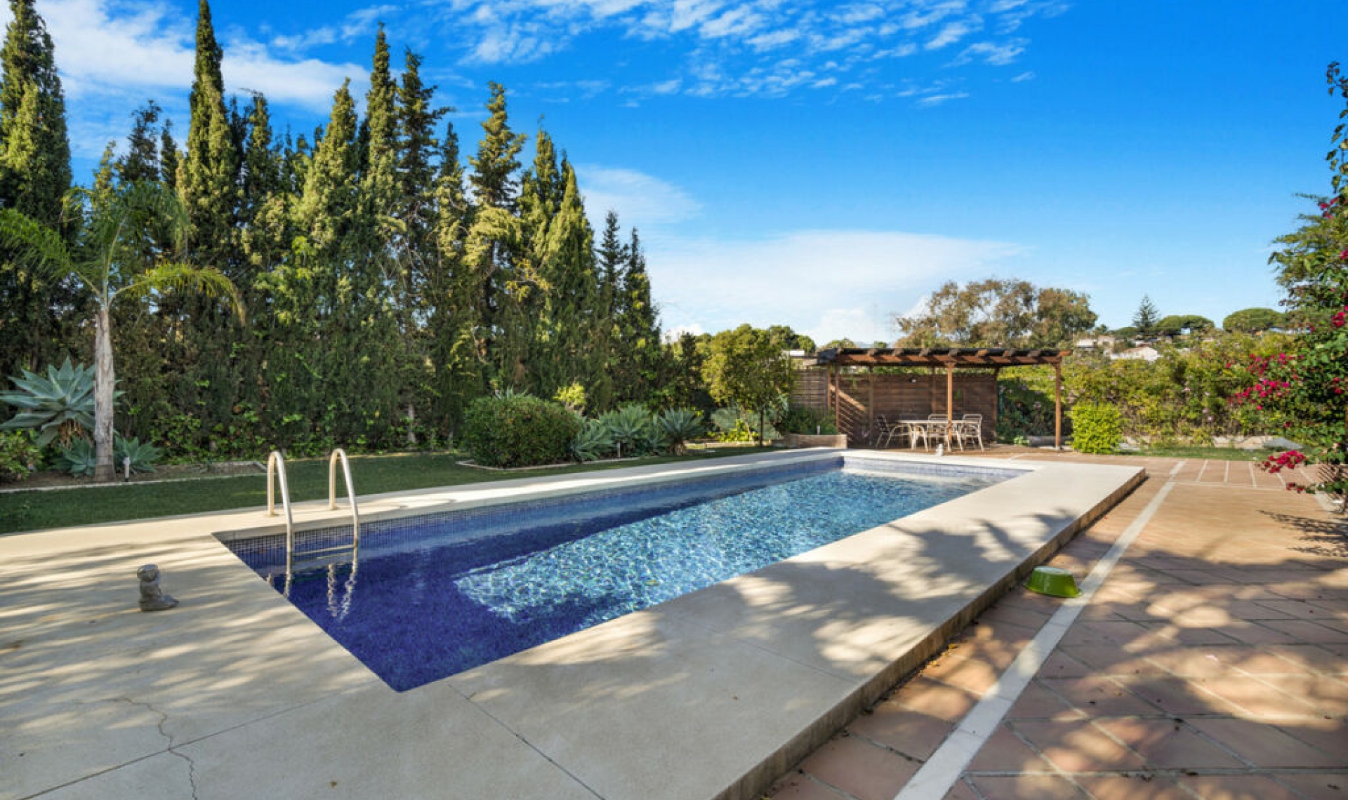 Resale - House -
Elviria