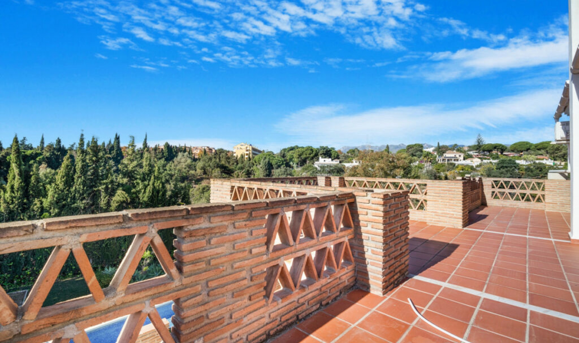 Resale - House -
Elviria