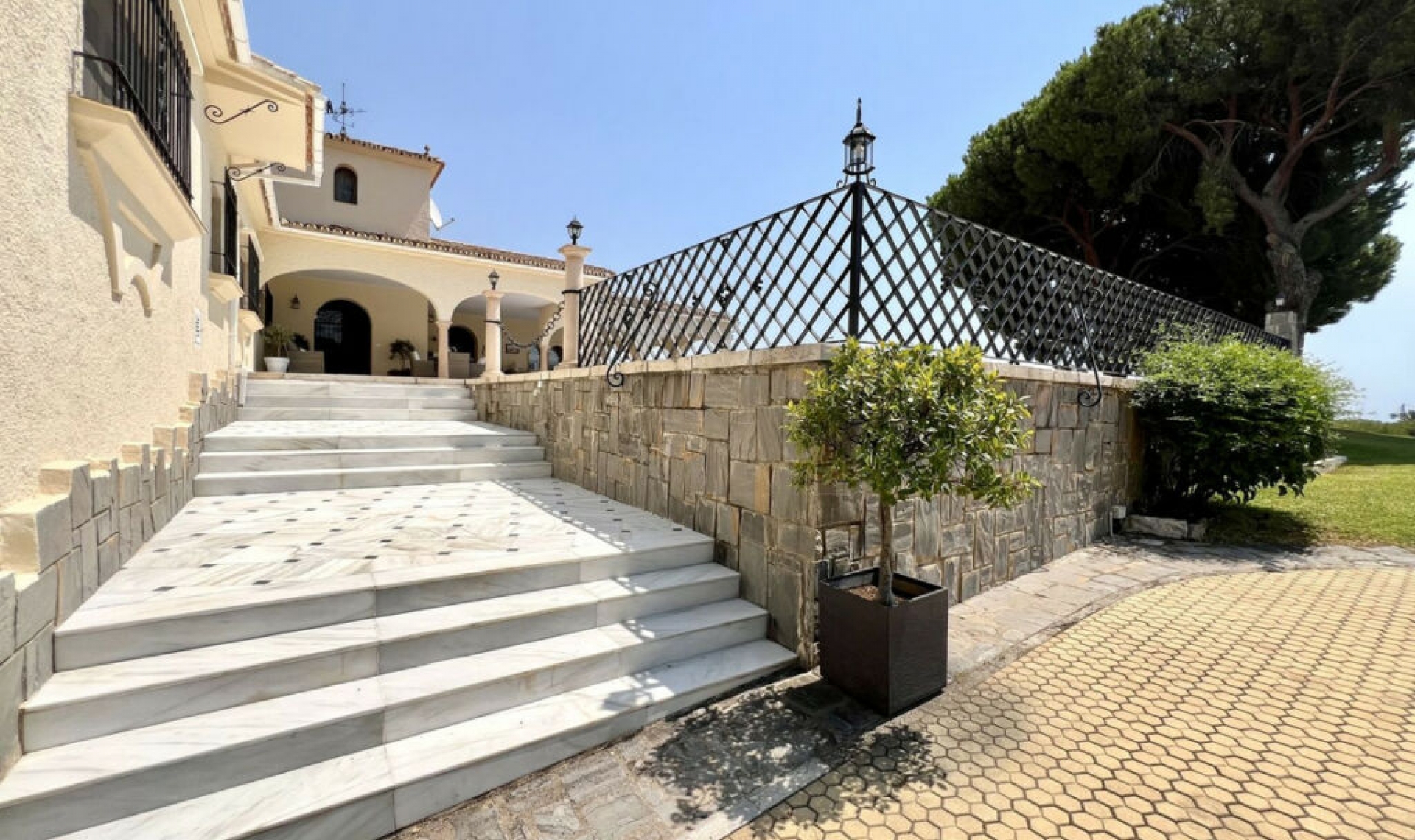 Resale - House -
Elviria