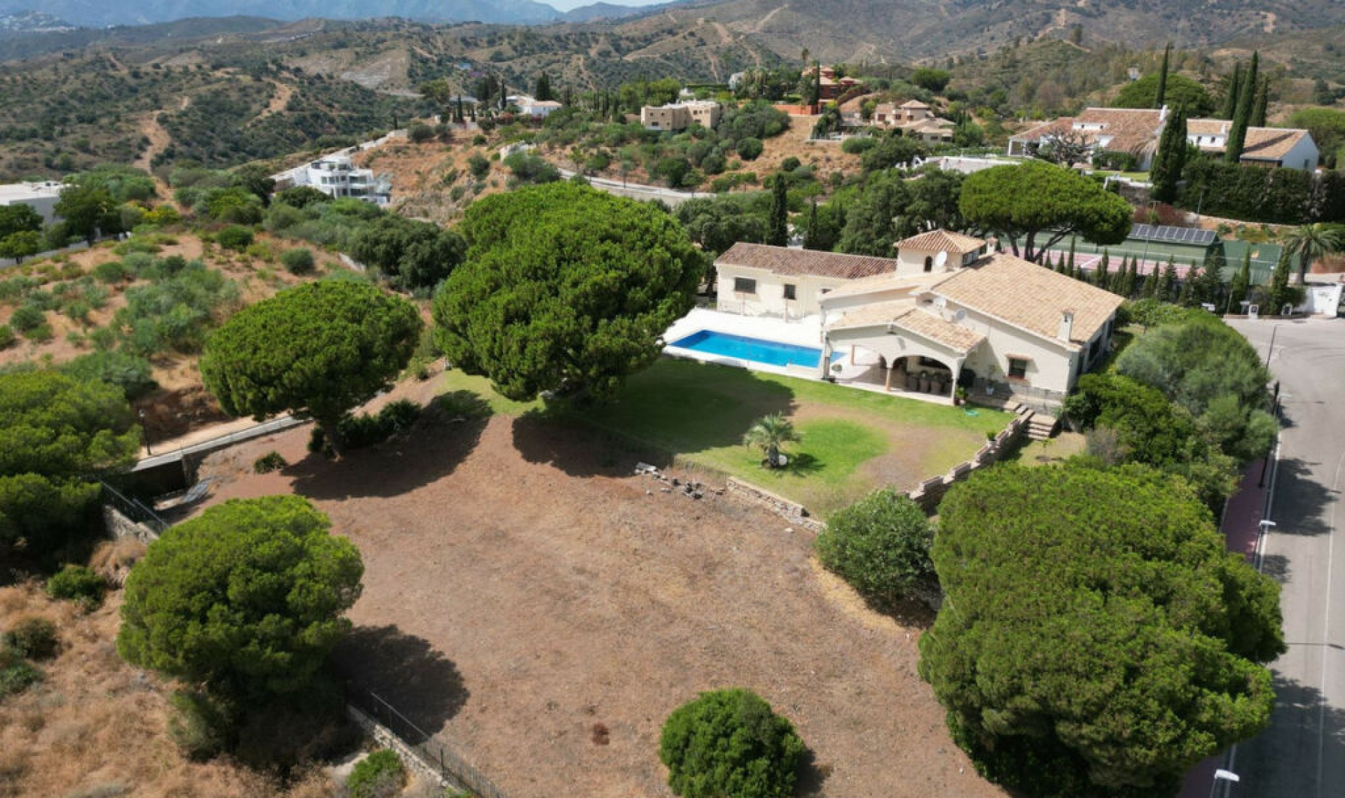 Resale - House -
Elviria