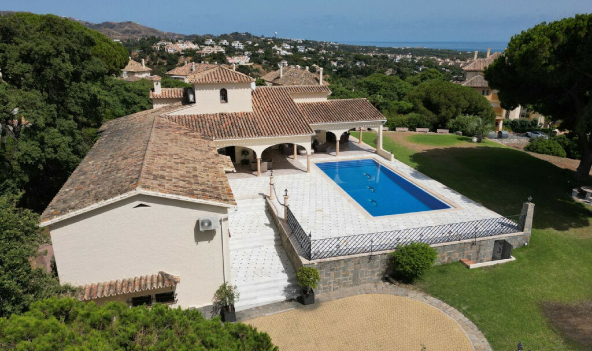 Resale - House -
Elviria