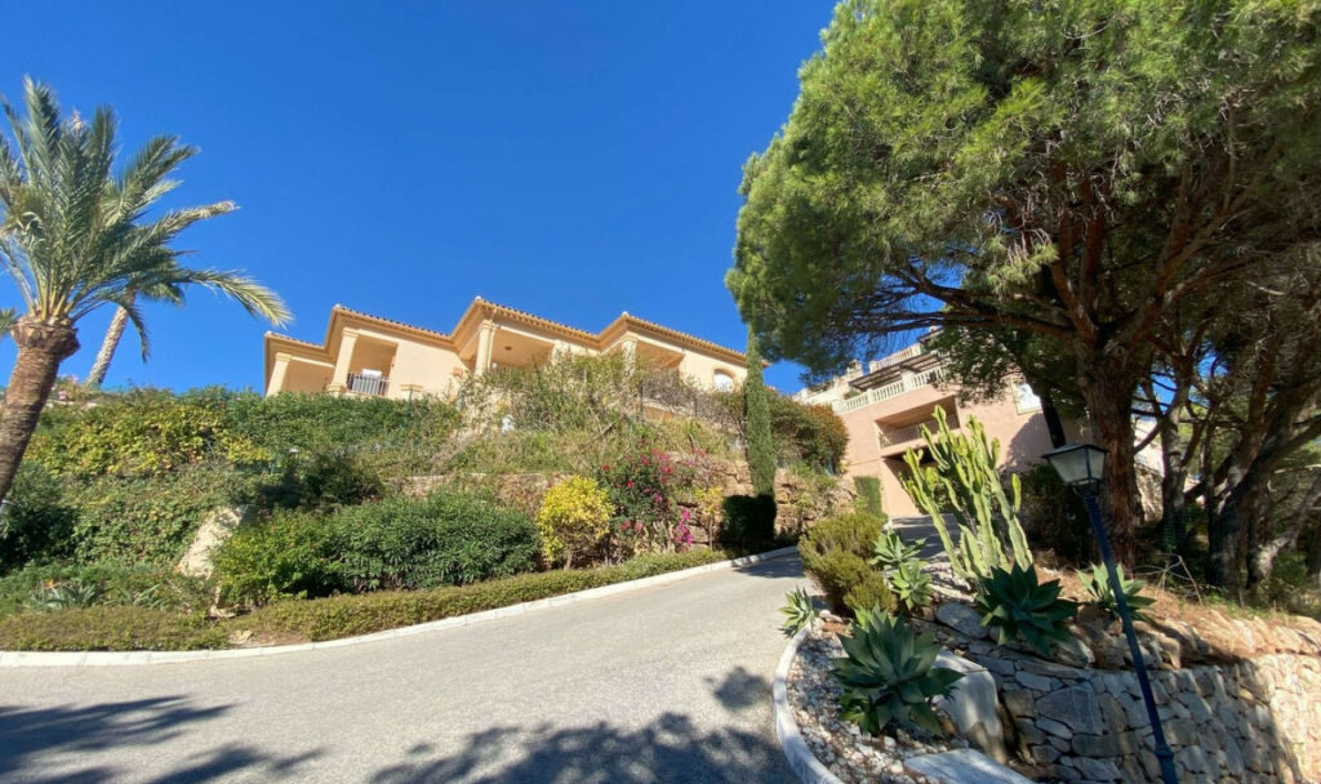 Resale - House -
Elviria