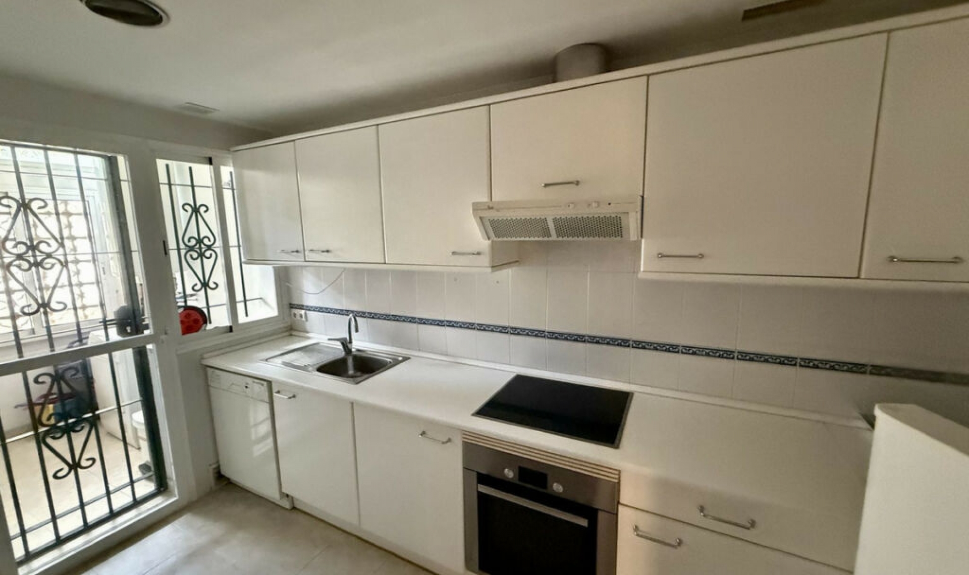 Resale - House -
Elviria