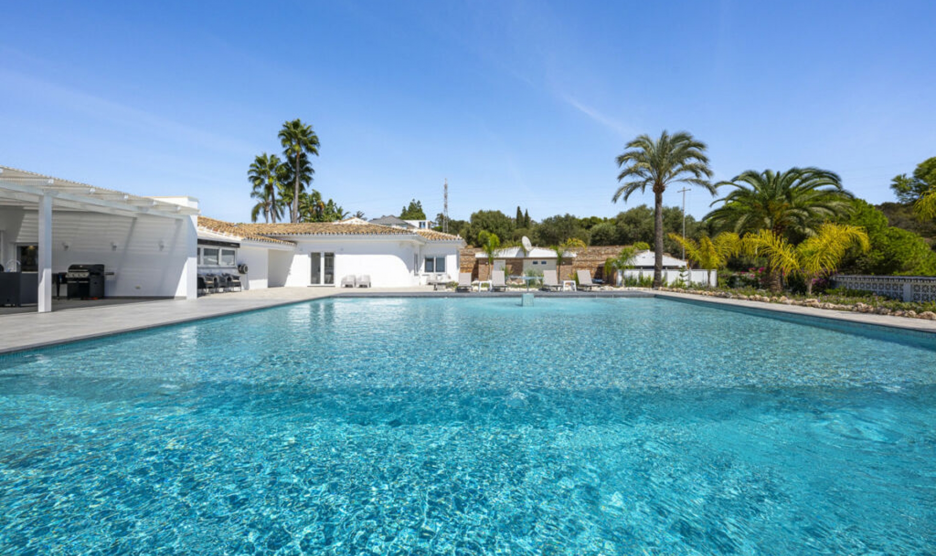 Resale - House -
Elviria