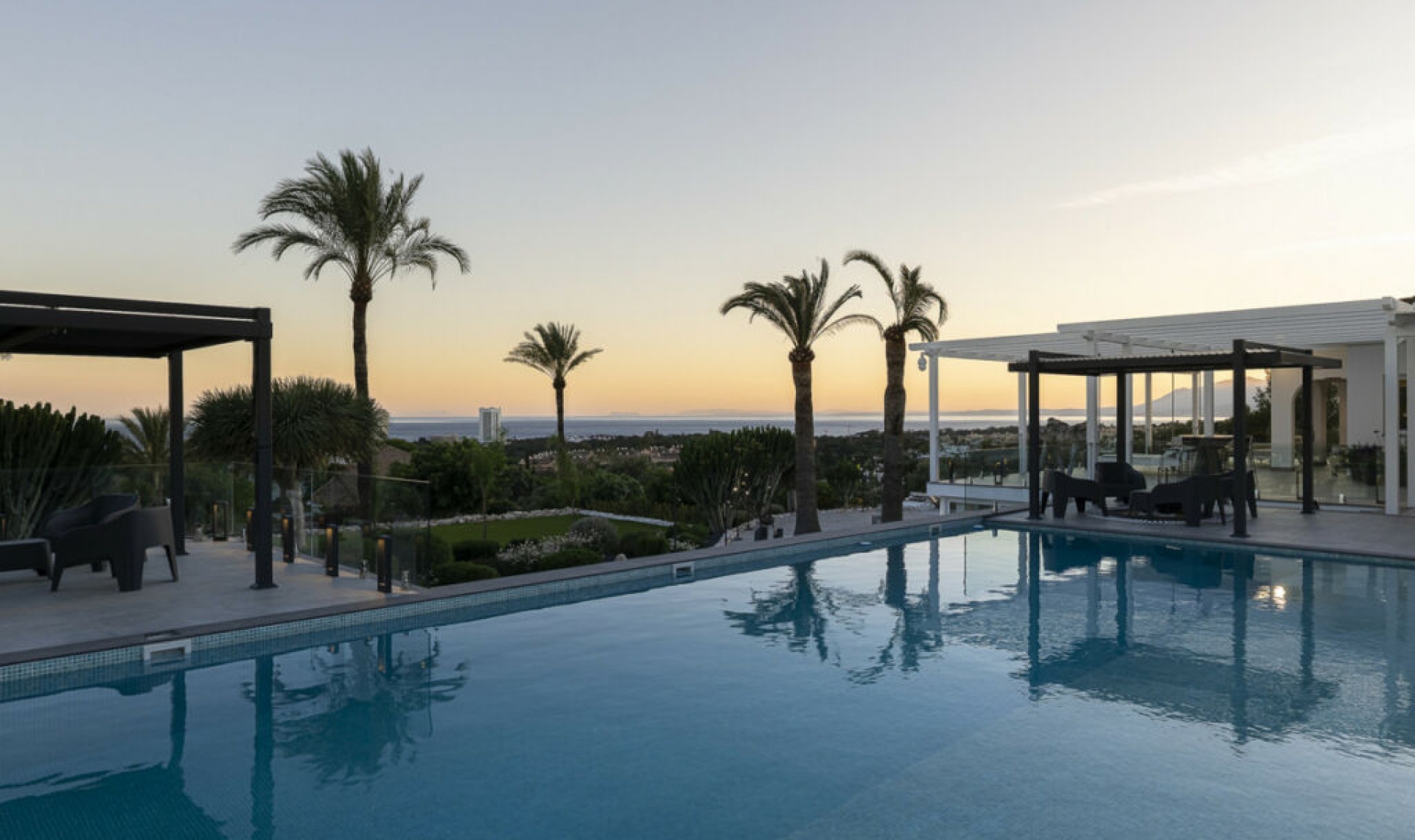 Resale - House -
Elviria