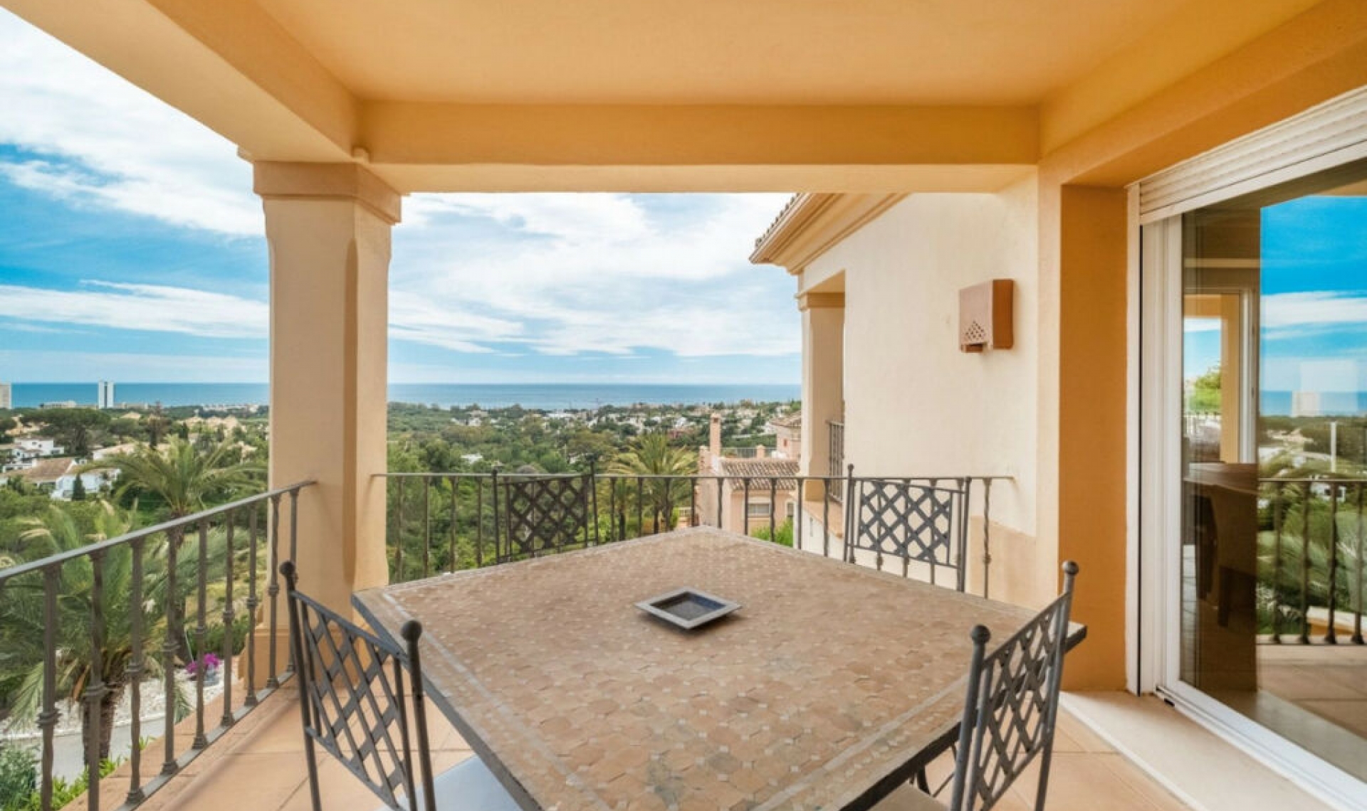 Resale - House -
Elviria