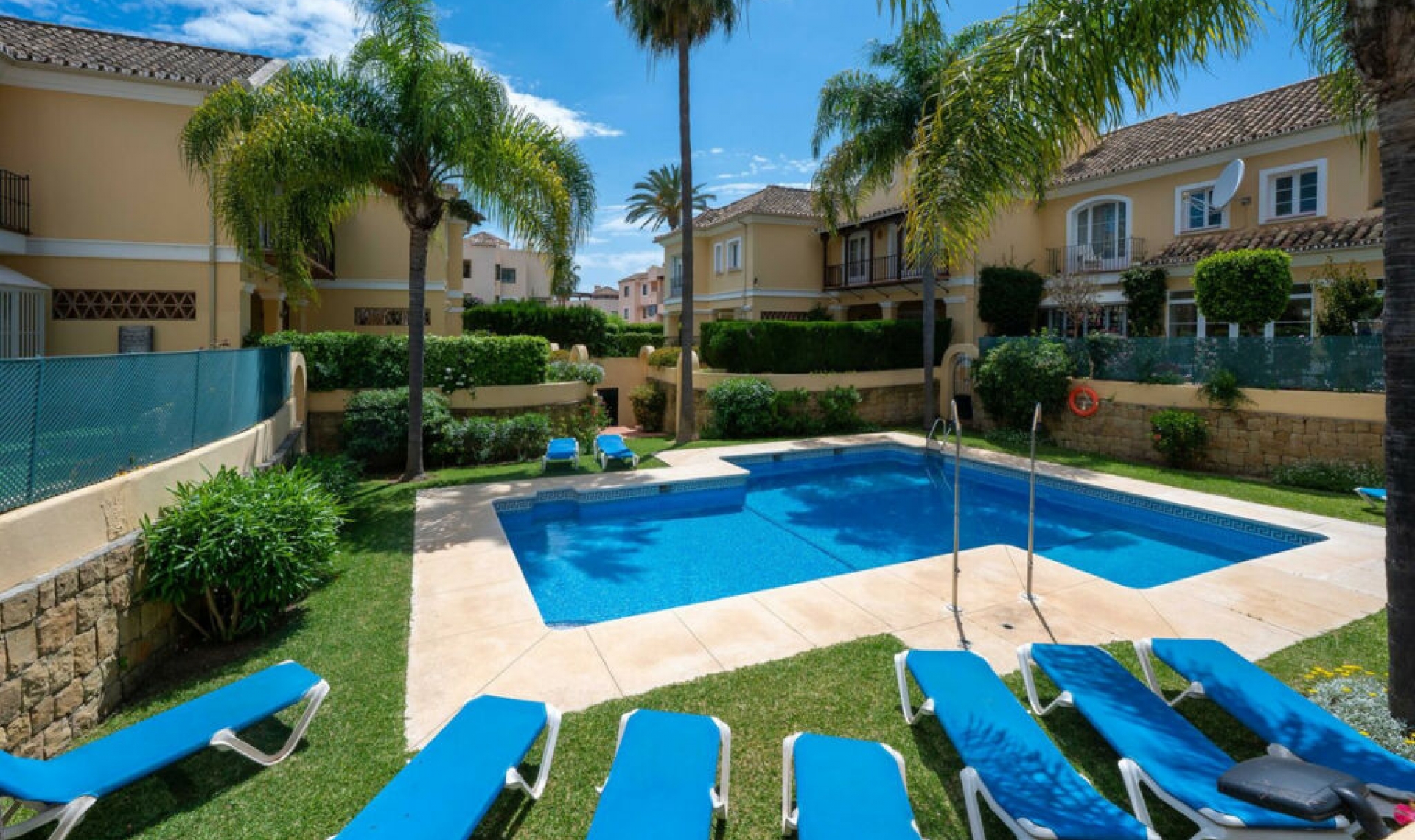 Resale - House -
Elviria