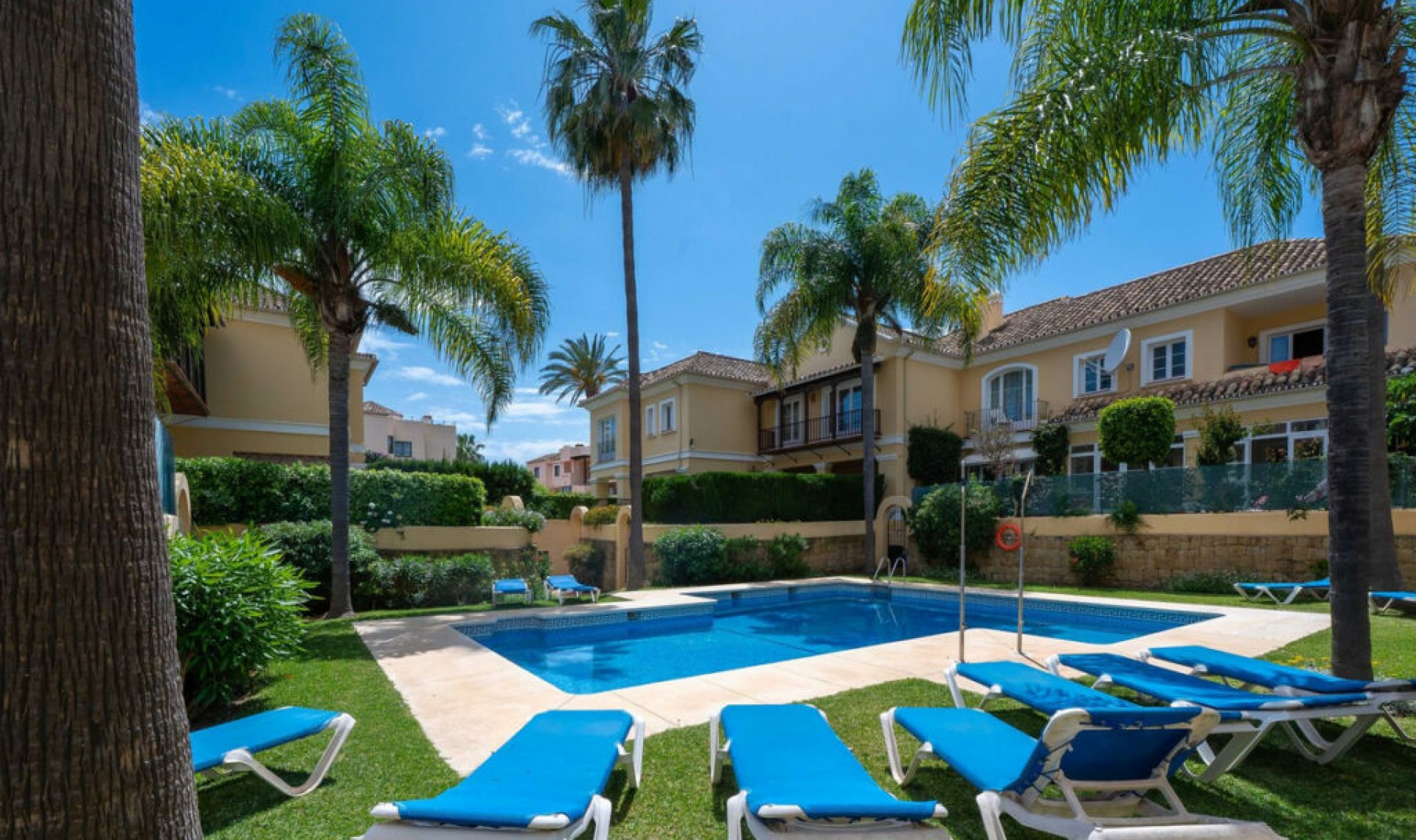 Resale - House -
Elviria