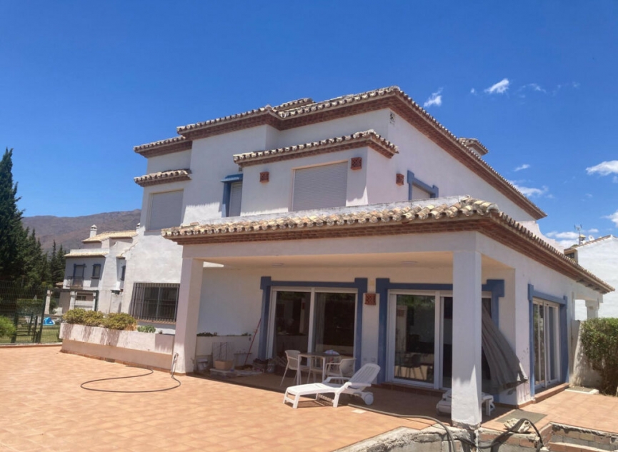 Resale - House -
Estepona