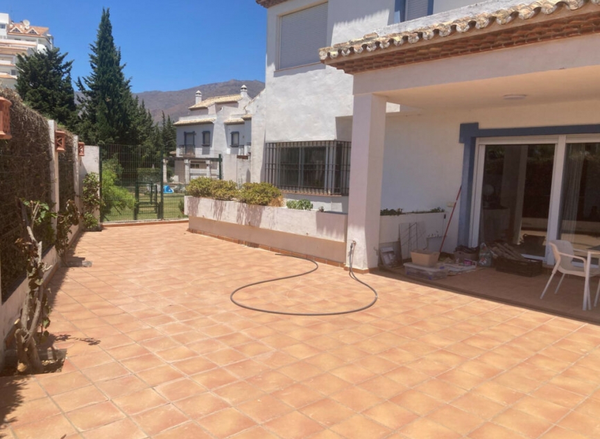 Resale - House -
Estepona
