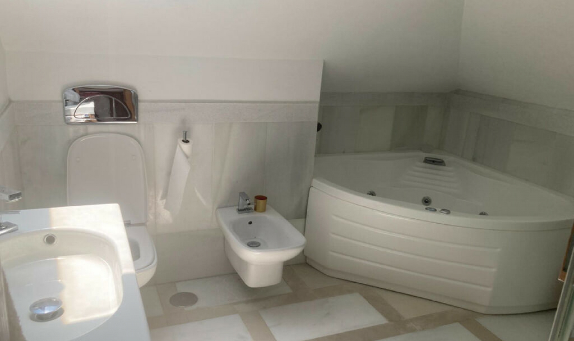 Resale - House -
Estepona