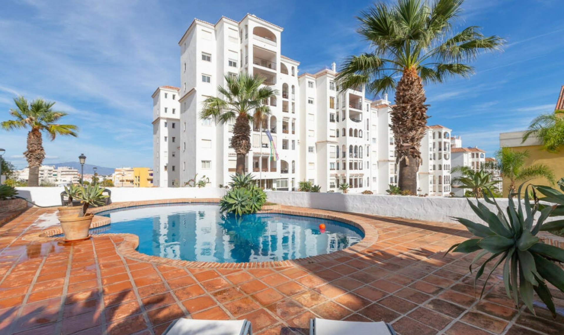 Resale - House -
Estepona