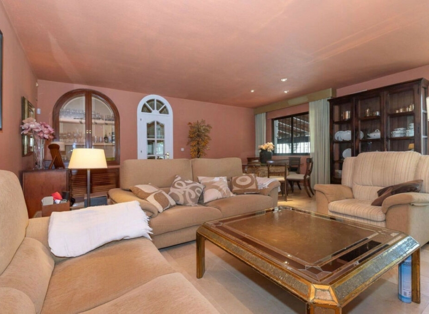 Resale - House -
Estepona