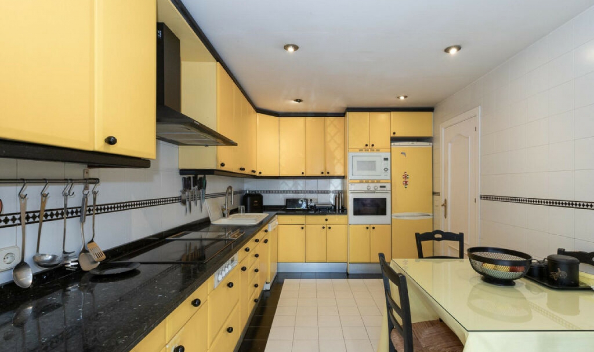 Resale - House -
Estepona