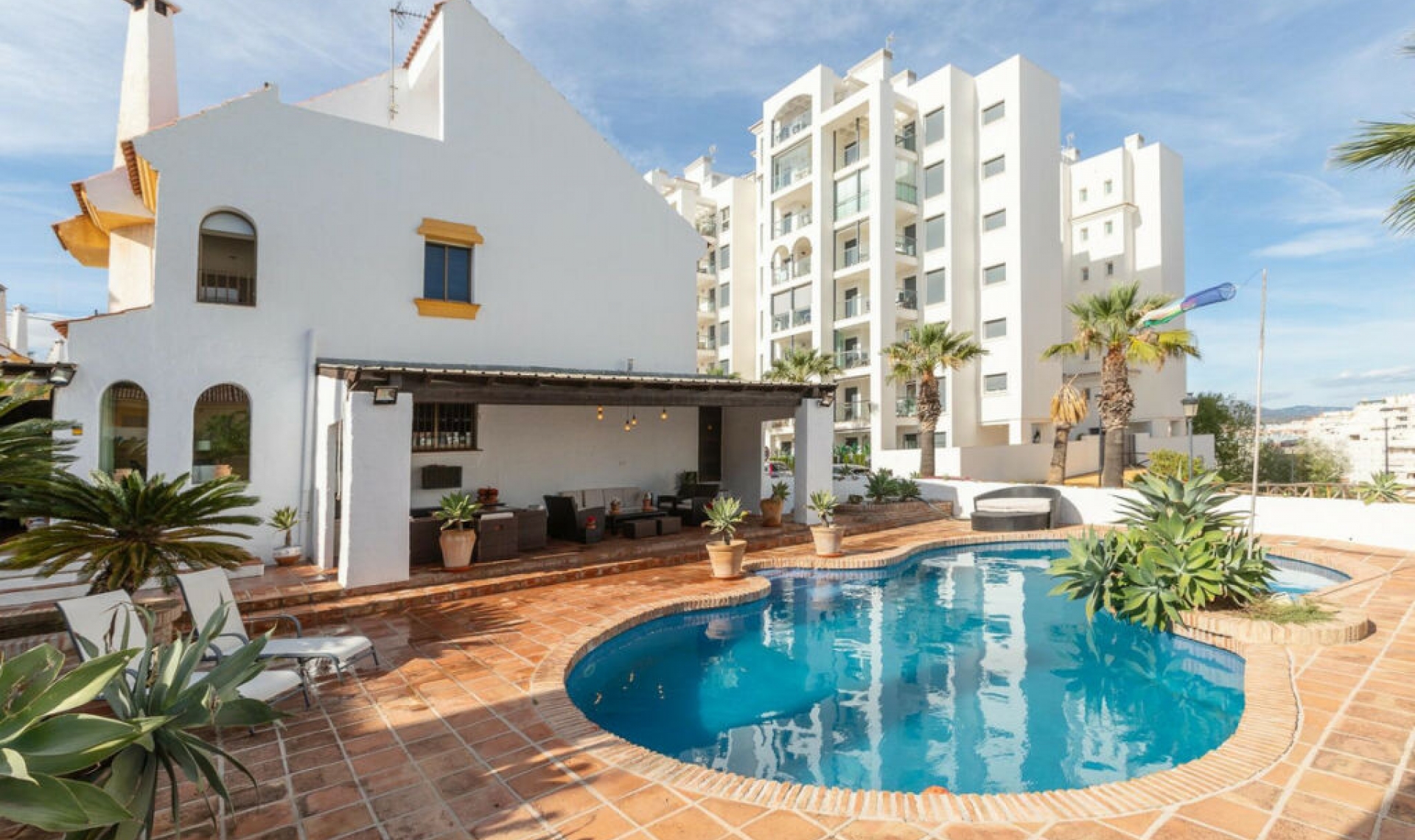 Resale - House -
Estepona