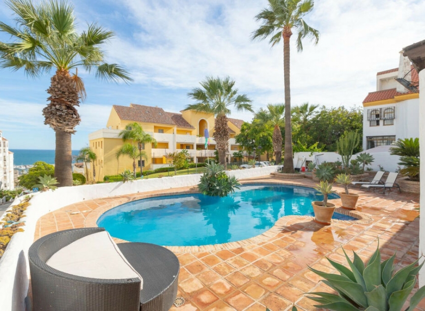 Resale - House -
Estepona