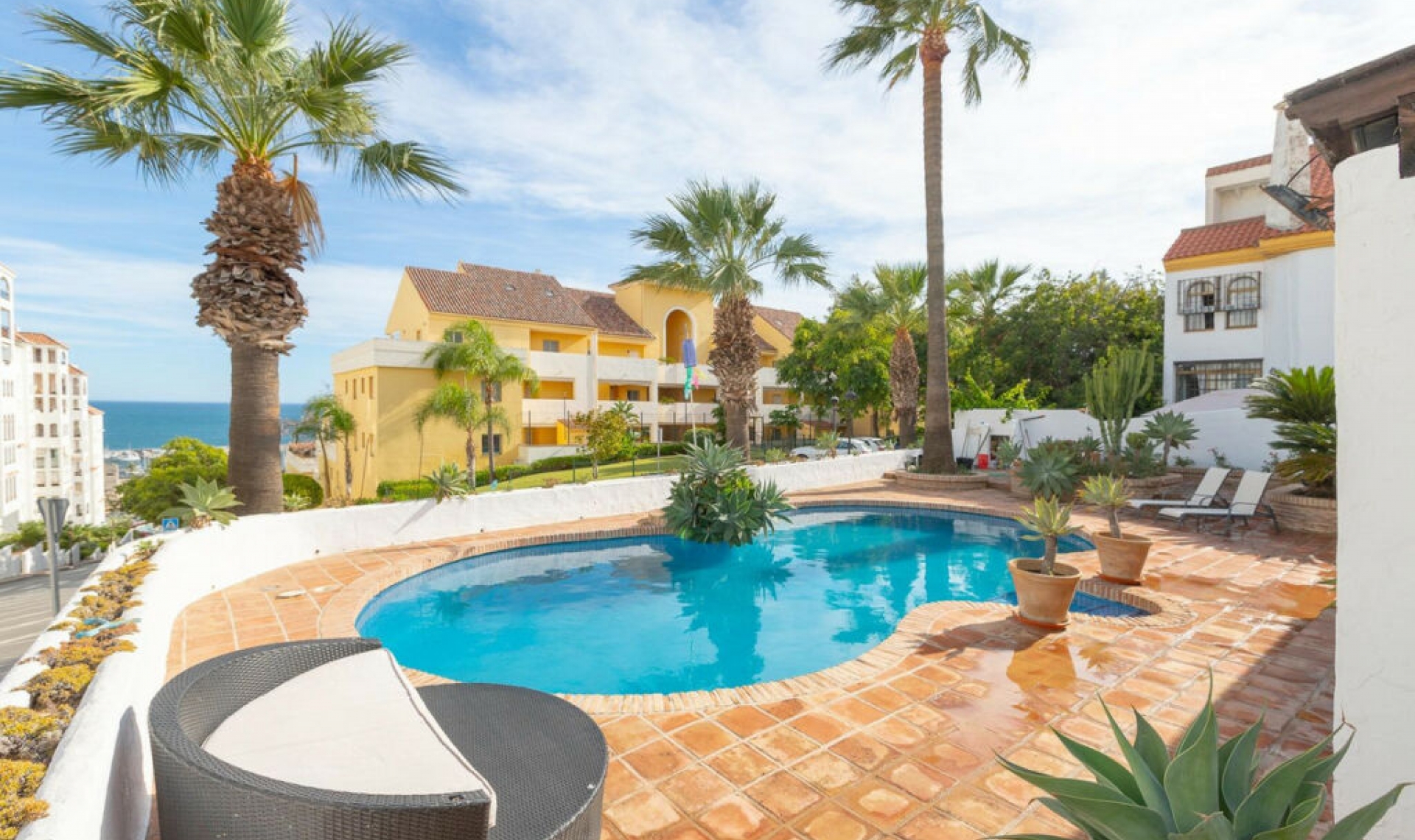 Resale - House -
Estepona