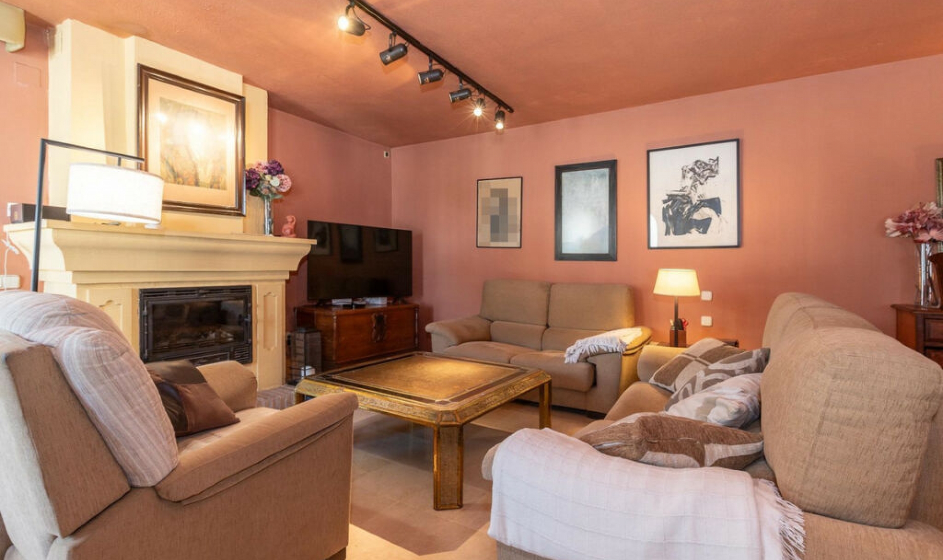 Resale - House -
Estepona