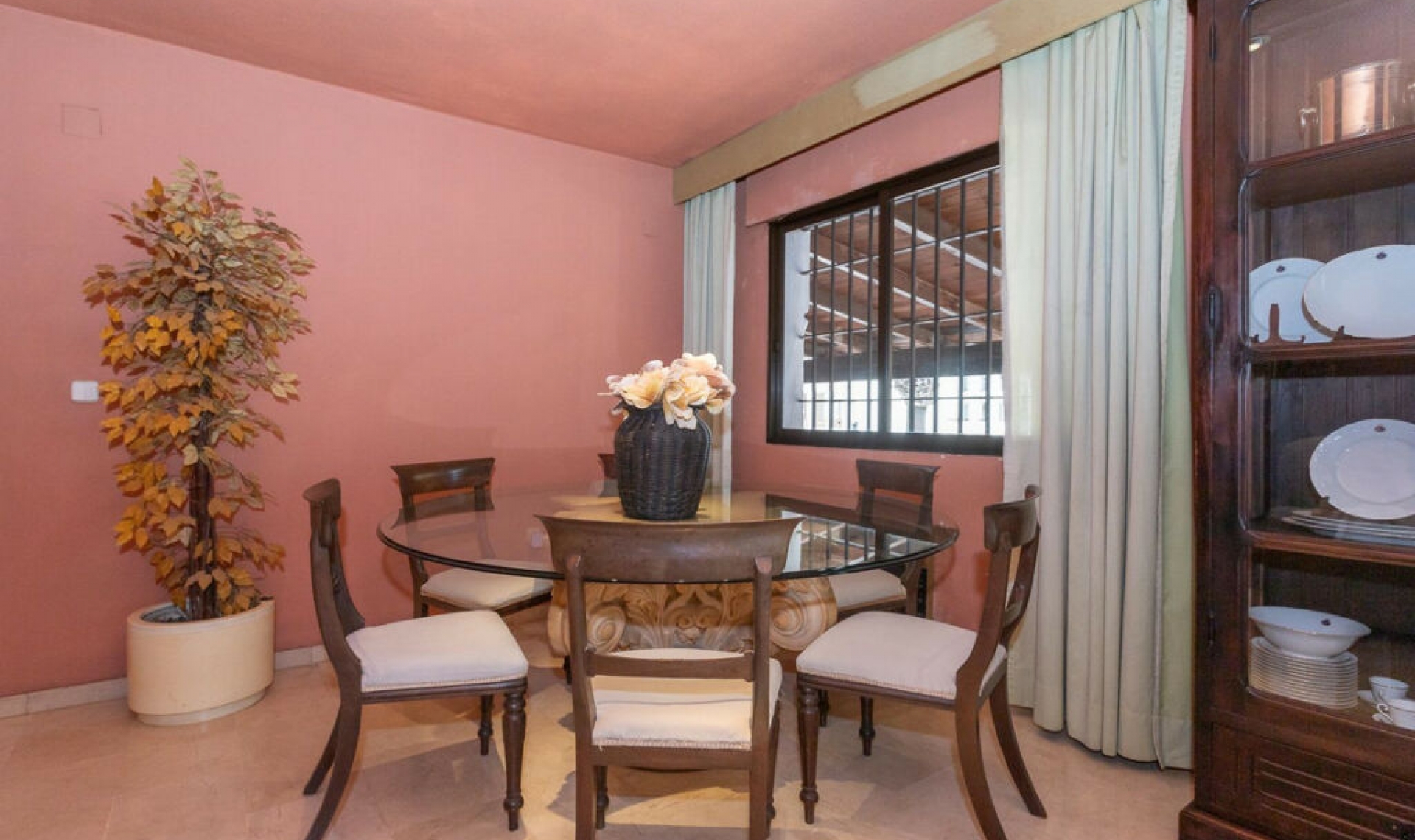 Resale - House -
Estepona