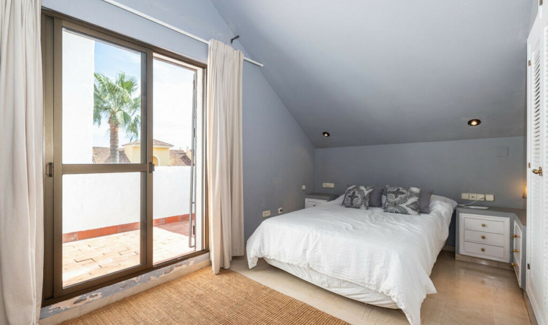 Resale - House -
Estepona