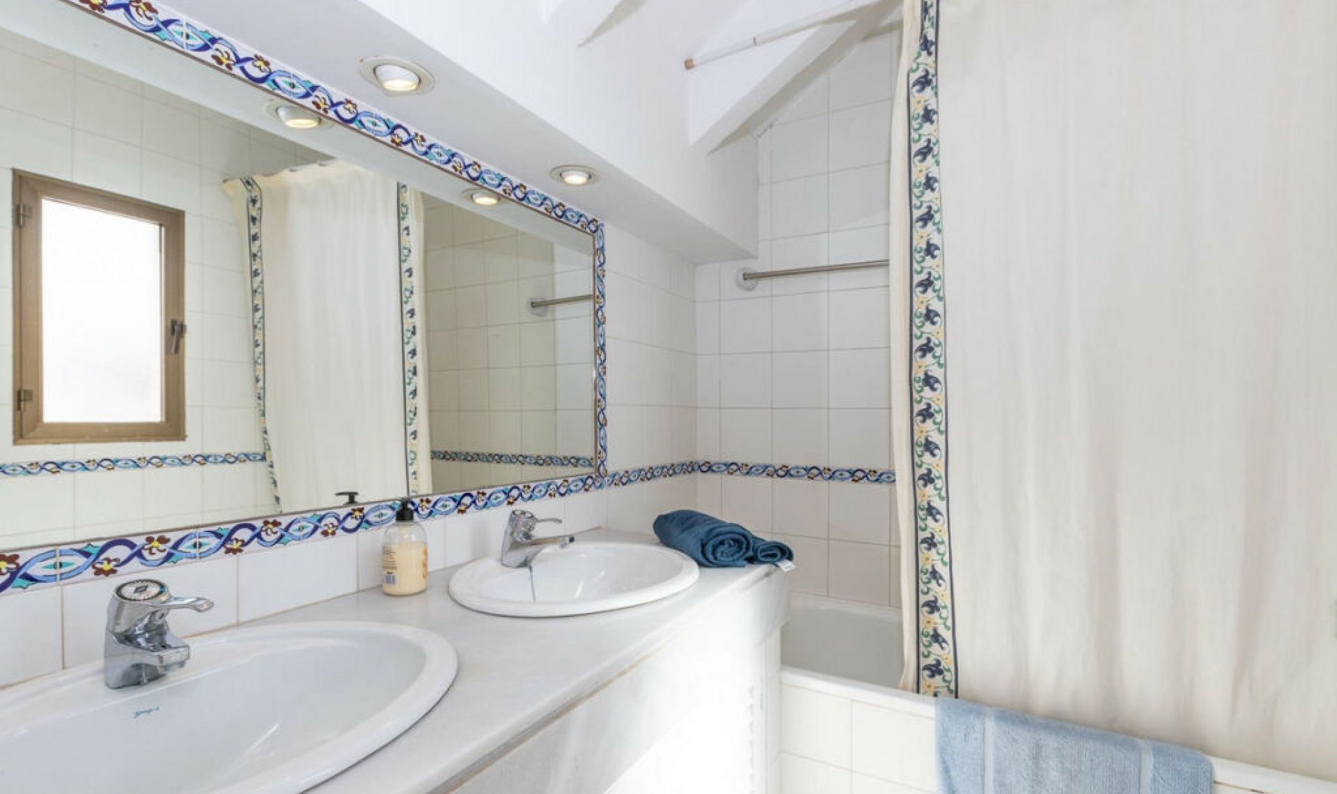 Resale - House -
Estepona