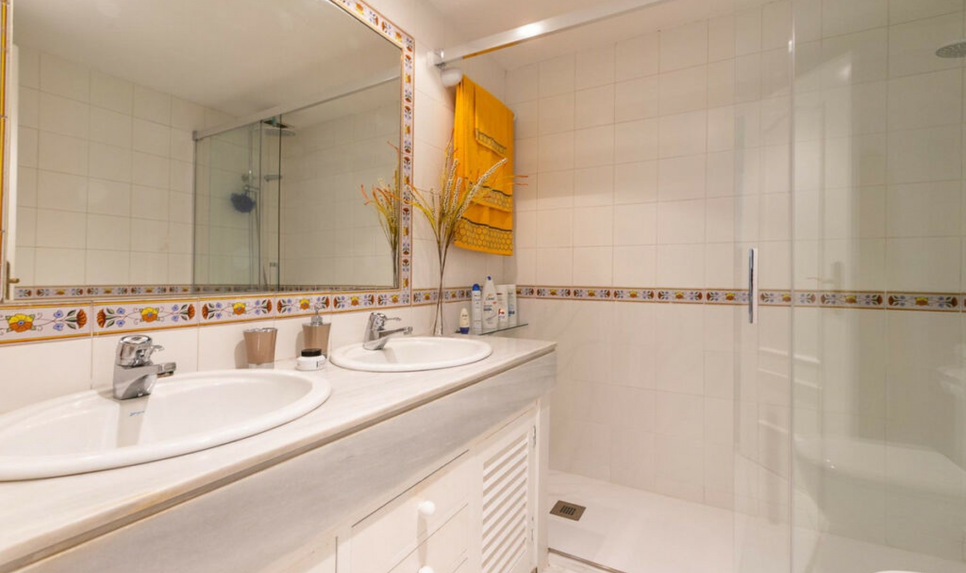 Resale - House -
Estepona