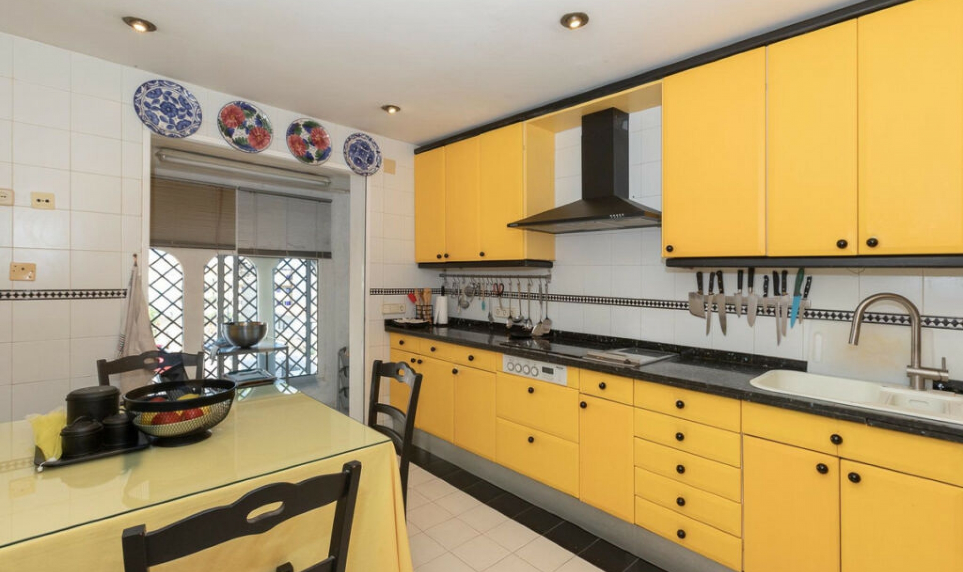 Resale - House -
Estepona