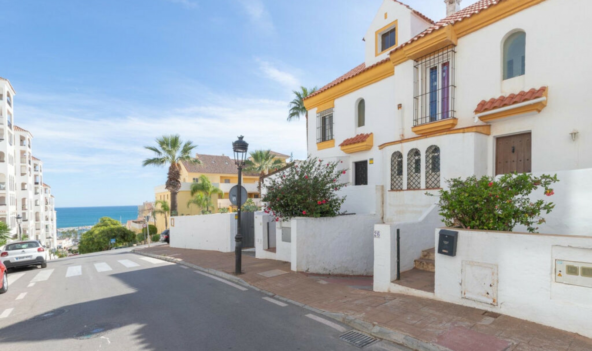 Resale - House -
Estepona