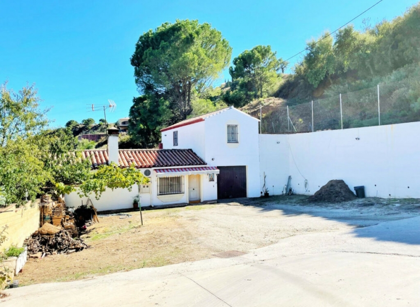 Resale - House -
Estepona