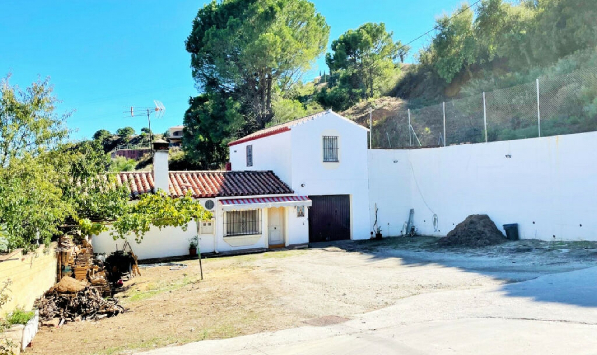 Resale - House -
Estepona