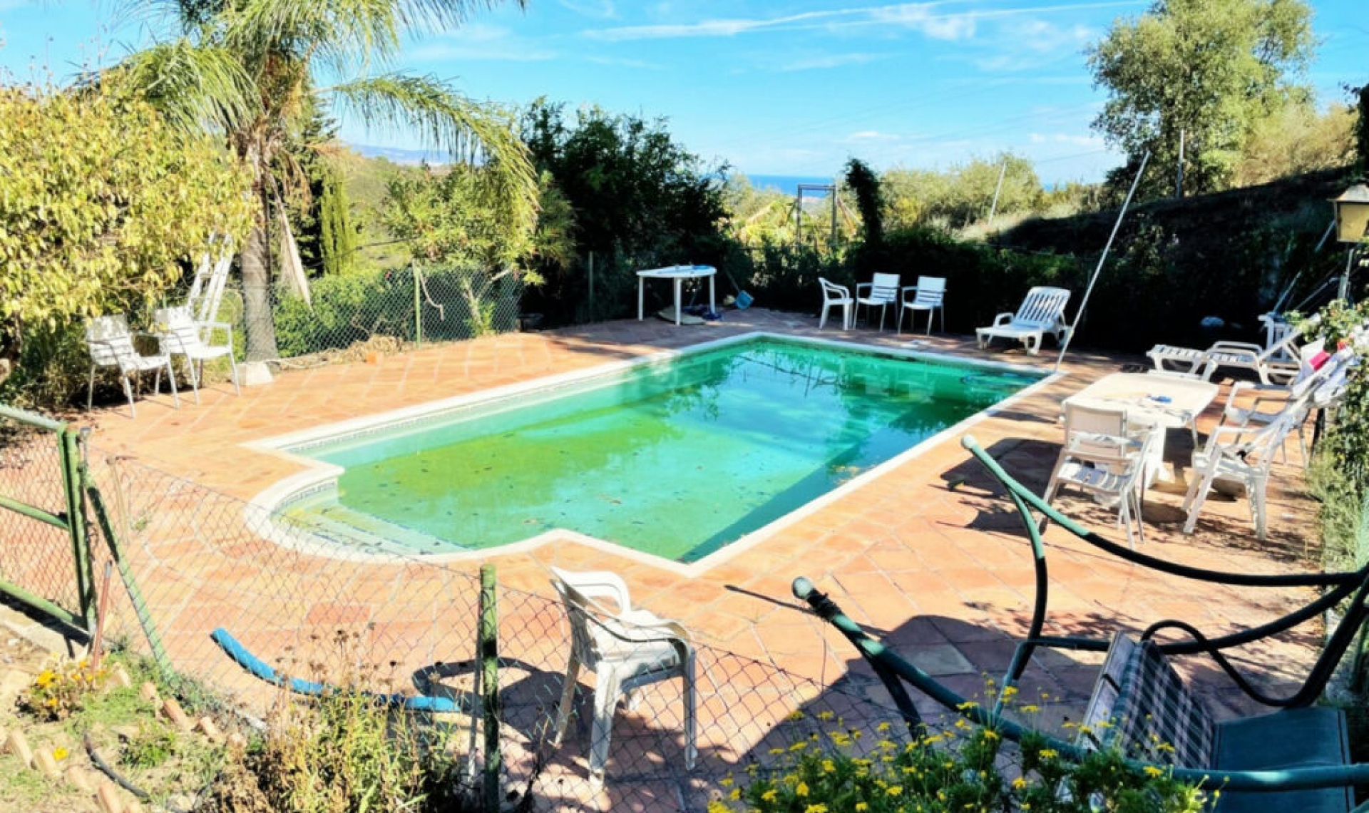 Resale - House -
Estepona